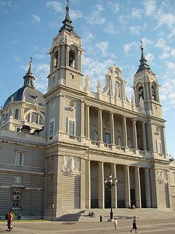 20151121142630-250px-catedral-de-santa-maria-de-la-real-de-la-almudena-en-madrid.jpg